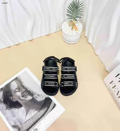 Popular Kids Sandals Letter Ribbon Shoes Baby Preço Tamanho 21-35, incluindo caixa de chinelos infantis de alta qualidade de verão 24mar