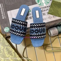 Sandals Designer Slipper 2024g Letra bordada de verão Cowboy azul plano de fundo plano arrasto casual praia casual