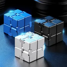 Cubo infinito Fidget Toy Flip Cubi di plastica per dita in metallo Antistress Ansia EDC per adulti Bambini Autismo Adhd 240312