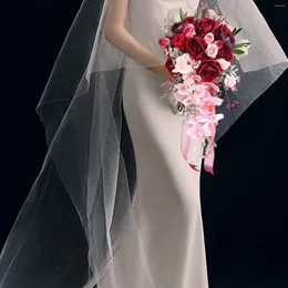 Bouquet da sposa con fiori decorativi per la doccia di laurea a forma di goccia d'acqua della sposa