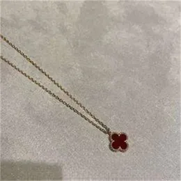 Collana con trifoglio in oro rosa con lucchetto in osso di giada rossa Ciondolo con midollo portafortuna Catena da collo femminile