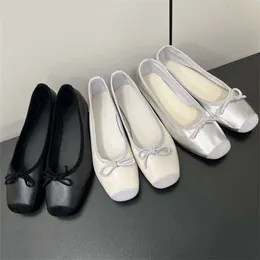 Yi Mengling's Same TR Ballettschuhe aus Schaffell mit Schleife, quadratischer Zehenbereich, flacher Einzelschuh, Damen-Tanzschuhe mit weicher Sohle im minimalistischen Stil