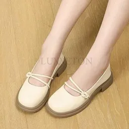 캐주얼 신발 Mary Jane Women Sandals Lolita Fashion Low Heels Autumn PU 가죽 코트 스포츠 통기성 싱글