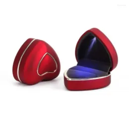 Torbalar Takı Torbaları 517F Lüks Kalp Şekillendirilmiş Yüzük Kutusu LED Işık Düğün Hediyesi Küpe Ekran Düzenleyici Teklif İçin