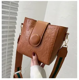 Bag Foreign Trade Big Female Handväskor 2024 Tryck Bucket Trend Wide Shoulder Strap Retro Single Crossbody Messenger