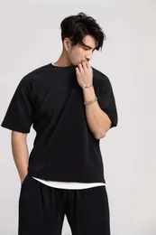 Miyake Pleated Thirs for Men Summer Clothing短袖Tシャツファッションブラックシャツラウンドカラースポーツトップ240320