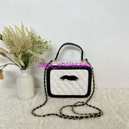 Bolsas são vendidas baratas em lojas de fábrica Bolsa para câmera 2024 Novo ombro único crossbody diamante grade corrente maquiagem feminina