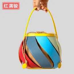 Nova bolsa cilíndrica geométrica colorida arco-íris para mulheres, bolsa balde pequena e exclusiva com cordão oco, bolsa de ombro versátil