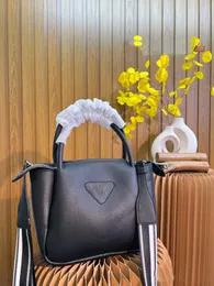 Borsa di design 10A, borsa alla moda con due tracolle lunghe regolabili progettate per diverse occasioni, può essere abbinata casualmente a una borsa a tracolla con tracolla