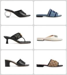 2024 novo verão sandálias de salto alto feminino design de moda carta de metal botão duplo fundo plano chinelos de espinha de peixe sandálias