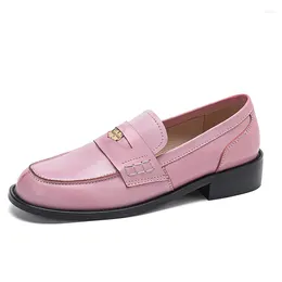 Casual skor äkta läderkvinnor loafers höst låga klackar eleganta damer blå rosa skarv metall dekoration plus storlek 43 klänning