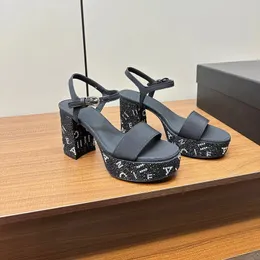 sandálias designer de salto alto vestidos femininos strass famosos saltos grossos marcas de luxo para boates de verão banquetes e sapatos de casamento chinelos plataforma treinador