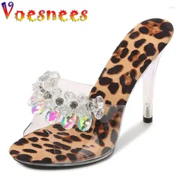 Tofflor voesnees kvinnor 2024 sommar glänsande paljetter transparenta stilettskor vild natur leopard tryck sexig öppen toed sandaler