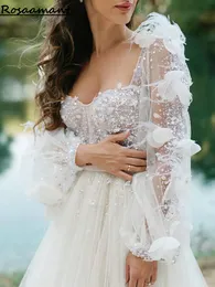 Abiti da sposa a trapezio con maniche lunghe con paillettes glitterate Abiti da sposa con piume di fiori 3D a cuore