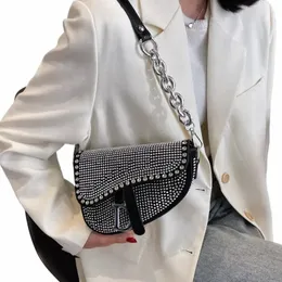 D2022 Trend Högklassiga väskor för kvinnor FI Diamd Chain Axel Aslant Bag Sadel Bag Designer Väskor Luxury Black and White P2Q7#