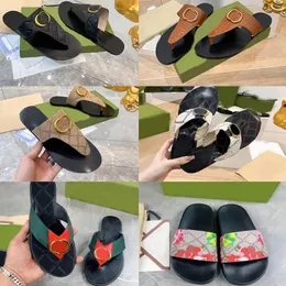 2024 Designer Womens tofflor Beach Leather Classic Logo präglad Slåsande glidbanor Tong Sandaler Luxury Summer Navy Web Pink Flip Flops Casual Sandal