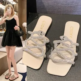 Koreansk version av alla sandaler kvinnliga mjuka sulor kan våta vatten diy diamant flip-flops Summer Glass Slipper 240322