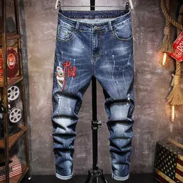 Herren Jeans Herren Strickjacke Jeans Chinesische Stil Sticked Graffiti Street Hip-Hop-Löcher Ultradünne, sich verjüngte Jeanshosen Hochqualität2403