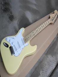 白いピックガードとメープルフレットボードを備えた左手の淡黄色のエレクトリックギターは、reques2325643としてカスタマイズされています