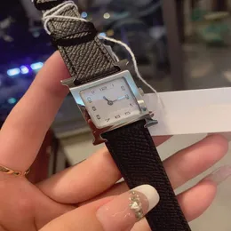 Klassiskt rostfritt stål Sapphire Quartz Watch äkta läderklocka Geometriska fyrkantiga arabiska nummerhandledsklockor för Girls Lady Wome318K