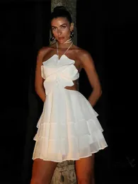 Temel gündelik elbiseler sakatçı fırfırlar etek çiçek şeklindeki yular kısa elbiseler seksi beyaz sırtsız slveless mini elbise 2024 parti kulüp bayan vestidos t240330