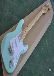 Neuankömmling Factory Custom Light Bule Body E-Gitarre mit weißem Schlagbrett und Ahorngriffbrett kann individuell angepasst werden5200329