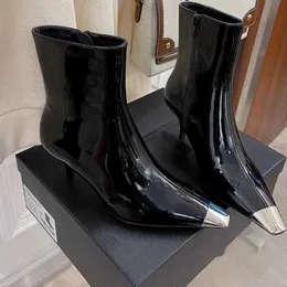 Designer-Damenschuhe, kurzer Stern mit schwarzem Metall, kleiner quadratischer Kopf, hochhackige Stiefel aus Lackleder