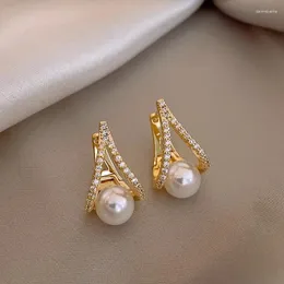 Orecchini a bottone 2024 Design della Corea Gioielli di moda Placcato in oro 14K Lettera V Zircone Perla Accessori da lavoro quotidiano per donna semplice