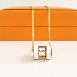 Luksusowy projektant wisiorek Designer Designer ze stali nierdzewnej Wyklejona skórzana liter dla kobiet Łańcuch biżuterii ślubnej 925 Srebrny platowane 18 -karatowe złote naszyjniki na prezent