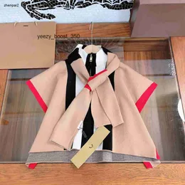 Burberrlies Luxury Cloak Set For Girls Multicolor Stripe Baby Jacket Storlek 100-160 Halva Zip Design Poncho och Högkvalitativ halsduk Oct20