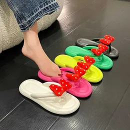 Kappy Księżniczki Flat Bottom Flip Flip Flip Kobieta Summer Cute Town Clip Slipper Beach Buty Miękki podeszwy sandały platformowe buty H240328