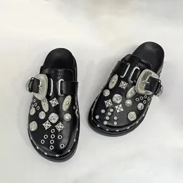 Mulheres 197 Plataforma PMWrun Slippers Summer Rivets punk rock couro mulas criativos de metal acessórios de festas casuais Sapatos femininos ao ar livre 240315 926