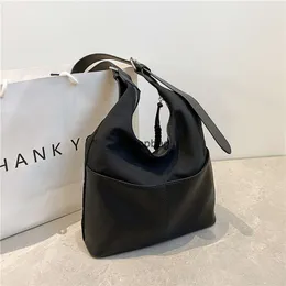 Borse tote di moda di lusso di design Borsa tote versatile di lusso per il tempo libero di grande capacità per la nuova borsa a tracolla da pendolarismo minimalista ed elegante da donna