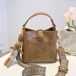 Borse a tracolla di moda di lusso di design Borsa piccola portatile Netizen per donna 2024 Nuova borsa a tracolla a banda larga Instagram con borsa a secchiello a spalla Advanced Sense