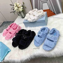 P Tasarımcı Kadınlar Sandalet Moda Terry Bez Katırları Düz ​​Terlik Kış Sıcak Kauçuk Slayt Sandaletler Claquettes EN Tissu Boyut 35-41 QWLP