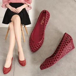 أحذية غير رسمية 2024 صندل أنثى حذاء زلة على المتسكعون الصيف الكعب الضيق للسيدات السدادات إسفين فتيات ناعم منخفض