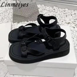 Sandálias Classics Flat Mulheres Buckle Strap Roma Sapatos Verão Casual Mulher Frente Traseira Feminina