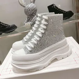 Bolo de esponja de sola grossa com topo de diamante cheio de moda com tiras de patchwork, salto alto casual inclinado, botas curtas, strass, sapatos de pai para mulheres