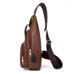 Sacos de cintura -10X Mini Interface USB Muito espaço Mens Casual Bag Moda Outdoor Sling Travel Day Pack PU Couro Peito