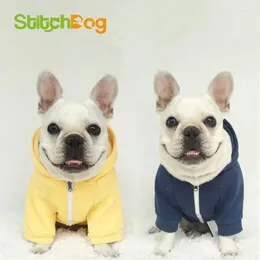 犬のアパレル秋のファッションセーターシンプルなソリッドカラー衣類ペット服ストレート