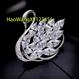 ICE Out Popular VVS Moissanite Diamond Swan Brooch Silver 10k 14k 18k 18k Gold Bling Brooch Dins Mothers Gift