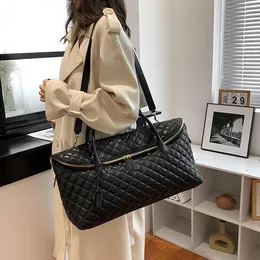 Es Bacha Maxi de viagem gigante em bolsas de designer de couro acolchoadas Mulheres sacolas Anexe Crossbody Shopping Praia famosa famosa bolsas grandes ombros