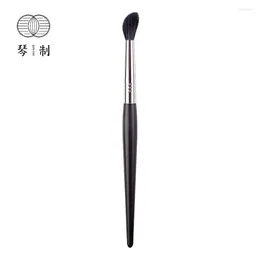 Makeup Brushes Qinzhi Professional Handmade Make Up Brush G069 Vinklad ögonskugga Blandning mjuk saikoho gethår