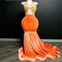 Sexy orangefarbenes Meerjungfrau-Abendkleid, Neckholder, goldfarbene Spitze, rückenfrei, Ballkleider für schwarze Frauen, Samt, formelles Kleid, bezauberndes Partykleid, elegant, Vestidos de Fiesta 2024