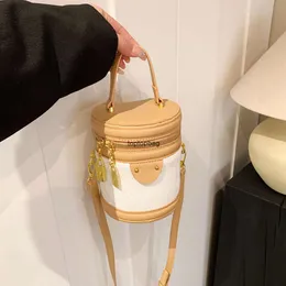 디자이너 럭셔리 패션 토트 가방 독특한 디자인 가방 2024 새로운 여성 가방 세련되고 세련된 lingge 크로스 바디 백 핸드 헬드 버킷 가방