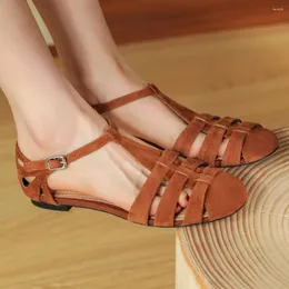 Sandaler kvinnors naturliga mocka läder smala band flätade t-rem lägenheter rund tå mjuk bekväm coman kvinnlig sommar sandalier