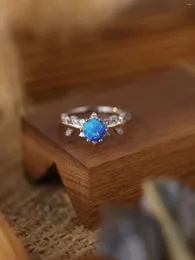 Pierścienie klastrowe „Flower z liśćmi” Pure 925 Srebrny Pierścień Inkrustowany Niebieski Opal i Cyrkon Urocze świeże styl na przyjęcie obiadowe