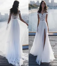 새로운 도착 Boho Beach Wedding Dresses 2022 Sheer Neck Cover Button Back 레이스 아플리크 라인 사이드 스플릿 신부 가운 vestido de n5558149