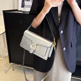 Väskor färghandtag crossbody kvinnor designer liten topp ljus y2k läder handväska fyrkantig messenger väska handväska axel 230615 ujdju