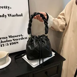 Дизайнерские роскошные модные сумки-тоут Новая женская сумка 2024 года, модная и модная сумка через плечо осенне-зимней ниши, портативная сумка-ведро на одно плечо